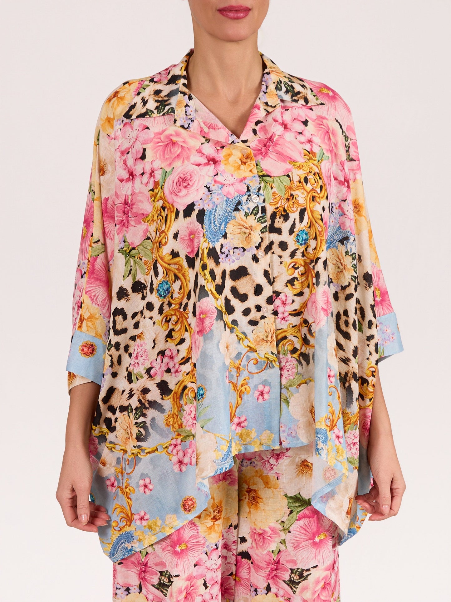 Chemise Rose à Épaules Tombantes avec Imprimé Tigre Floral et Boutonnage à l’Avant