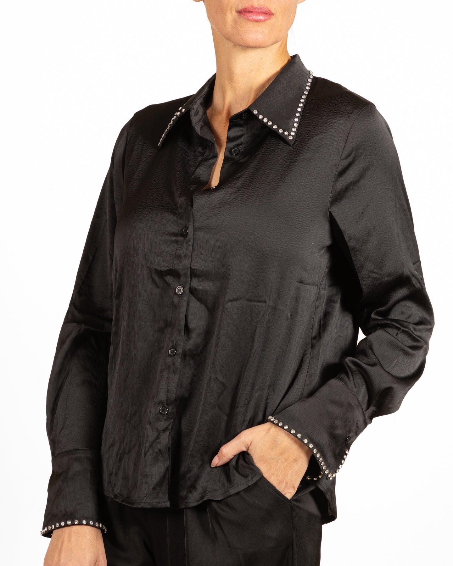 Chemisier noir à boutons sur le devant, col orné de strass et manches détaillées.