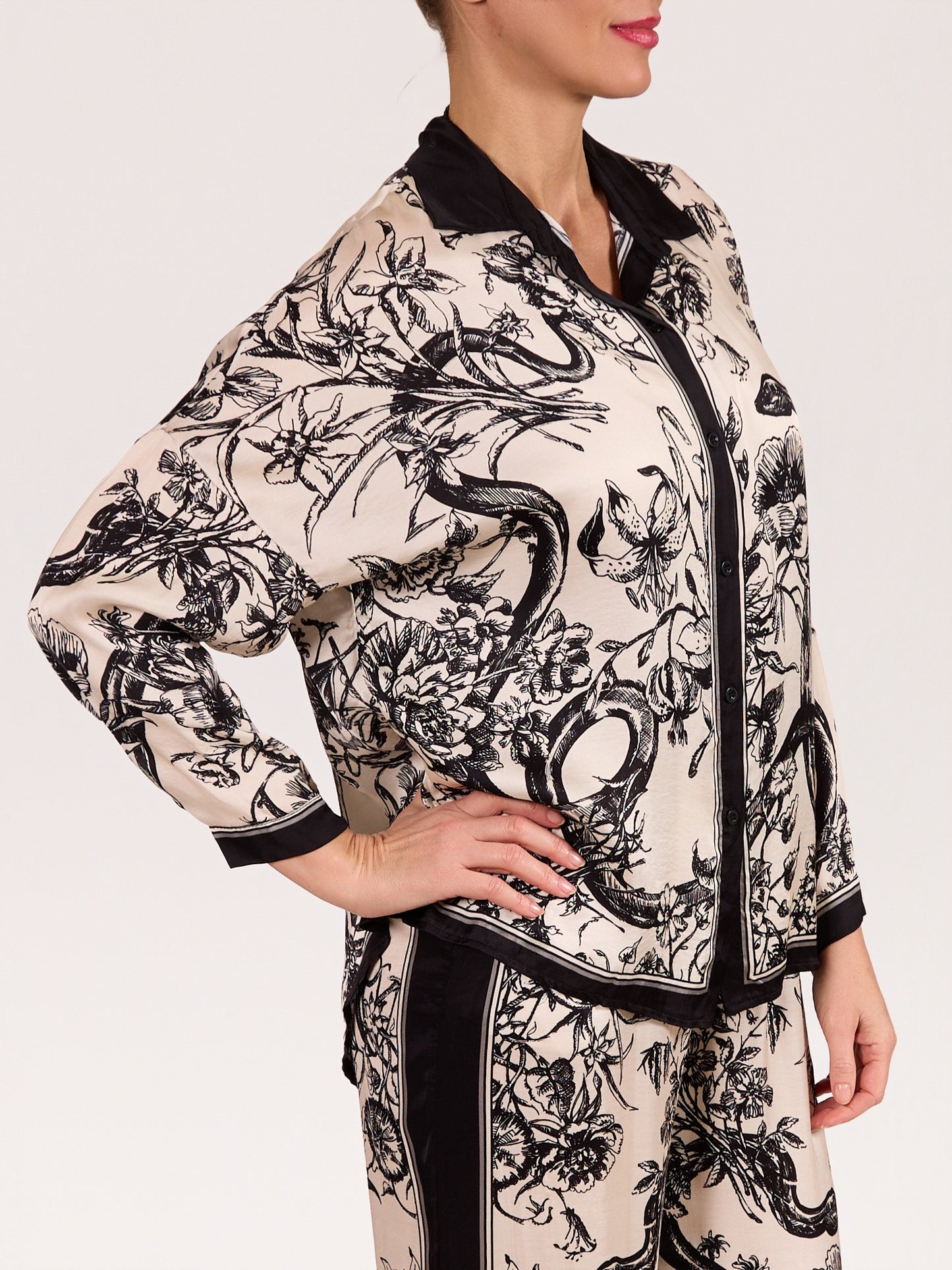 Blouse ivoire et noire à imprimé botanique avec boutons à l’avant