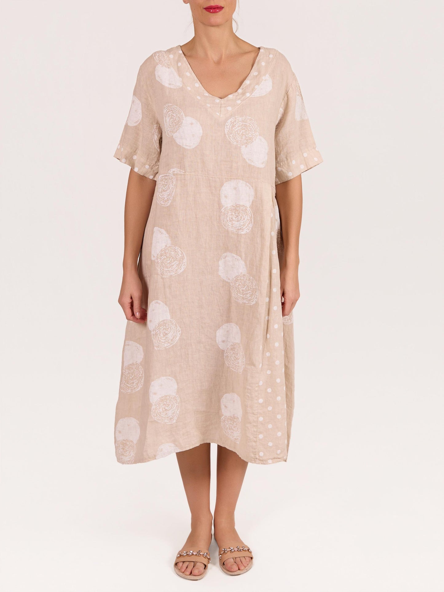 Robe beige à col en V avec plis à l’avant, manches courtes et imprimé pois circulaires