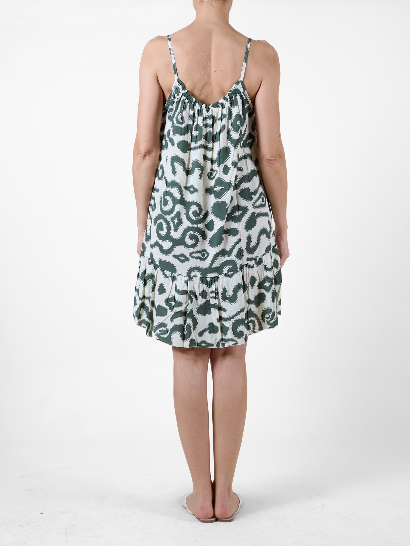 Robe à fines bretelles à imprimé tropical abstrait et ourlet volanté