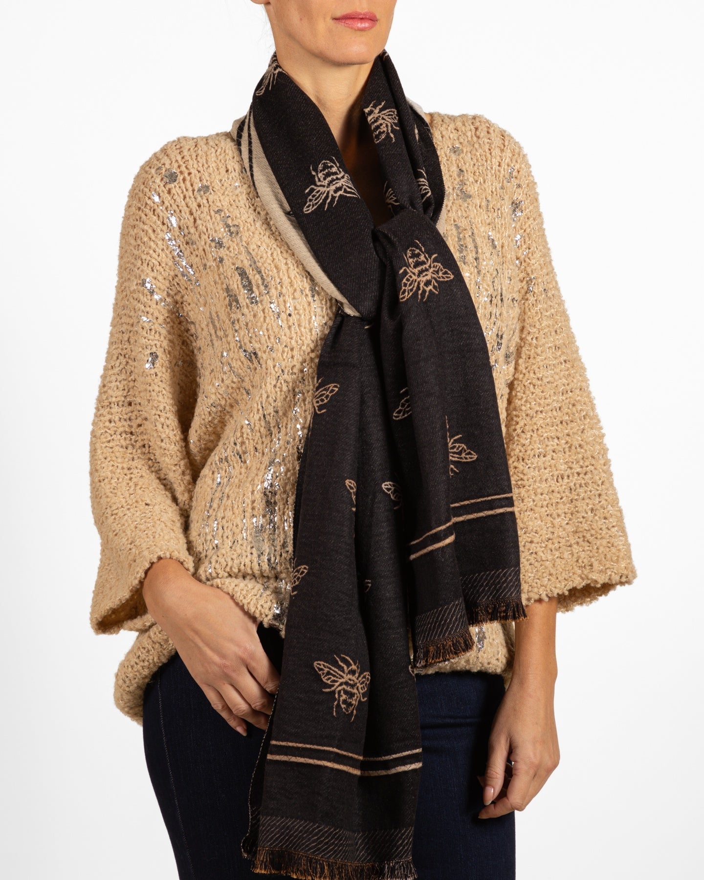 Pull en chenille camel à col V profond, manches dolman ¾ et détail métallisé sur le devant