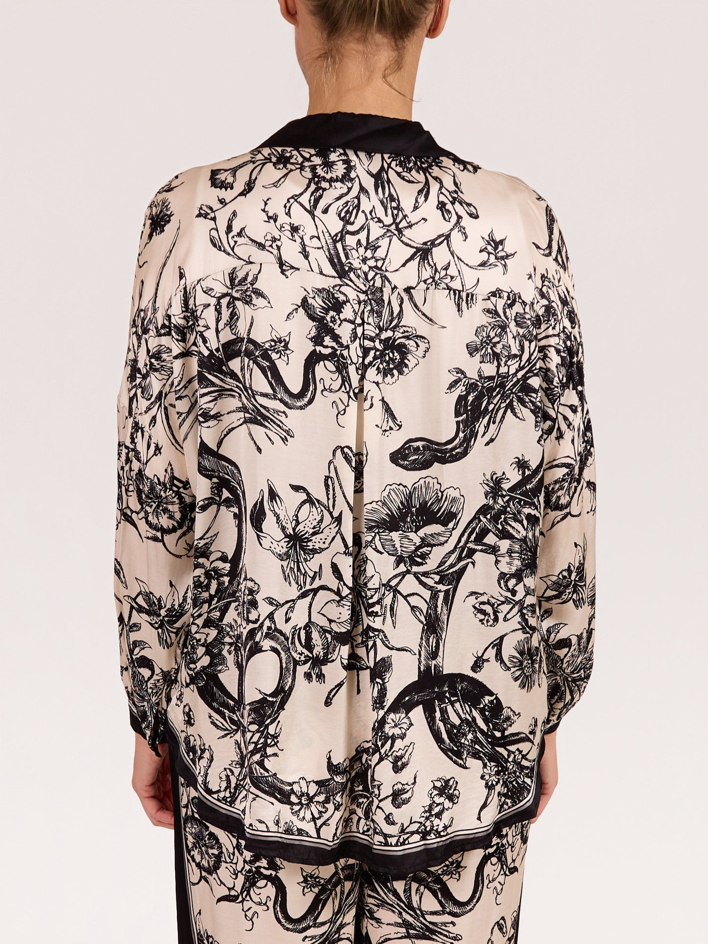 Blouse ivoire et noire à imprimé botanique avec boutons à l’avant