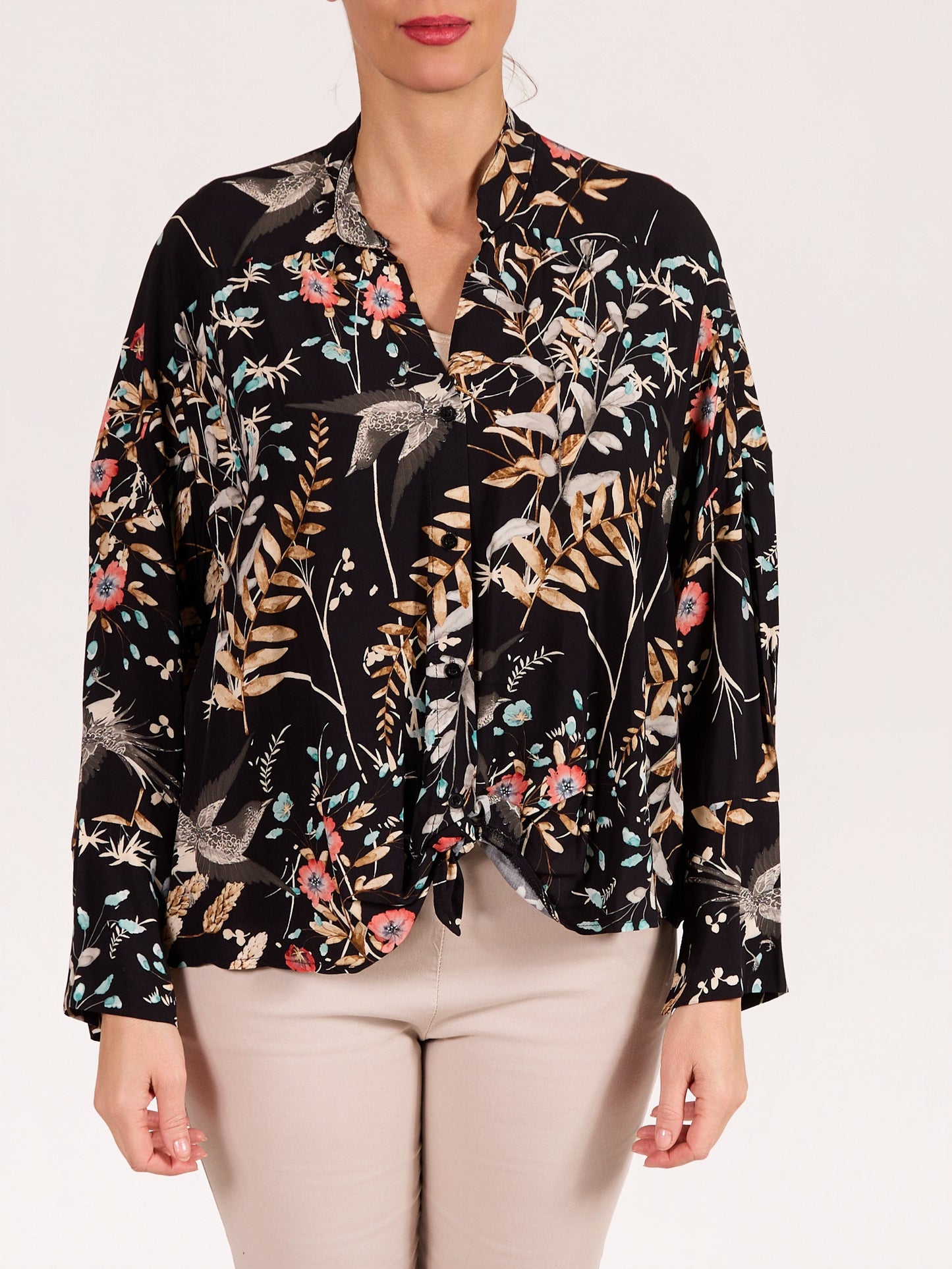 Blouse noire à boutons à l’avant à manches longues avec col mandarin et lien à nouer imprimé floral