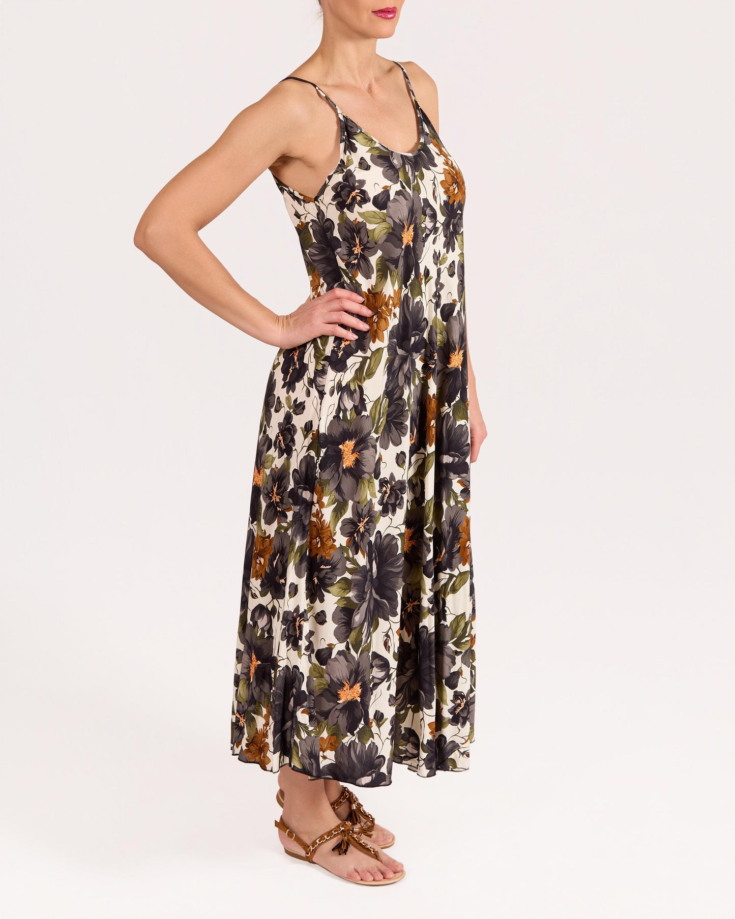 Robe maxi noire à fines bretelles avec imprimé floral