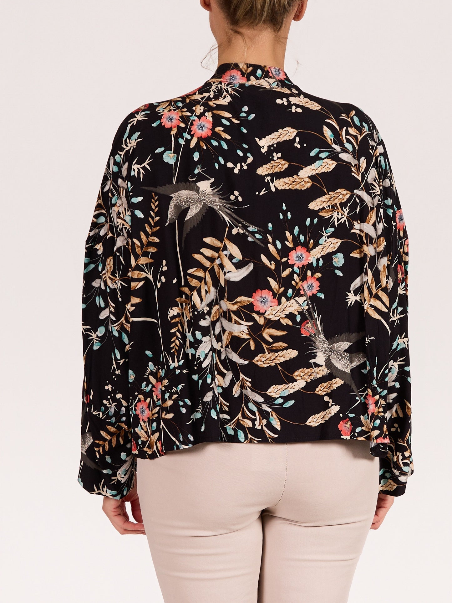 Blouse noire à boutons à l’avant à manches longues avec col mandarin et lien à nouer imprimé floral