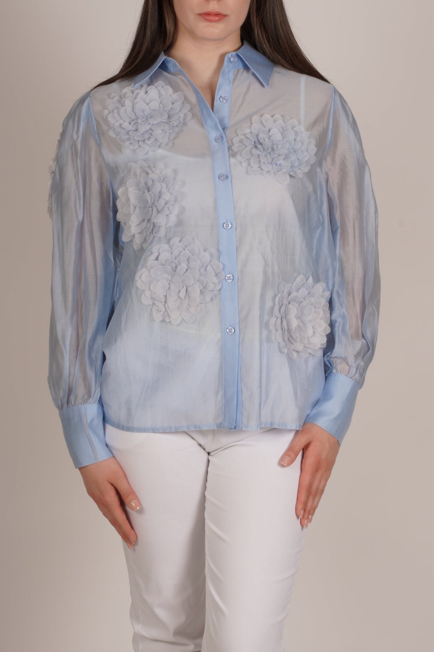 Chemisier bleu ciel boutonné avec détails de fleurs en tissu