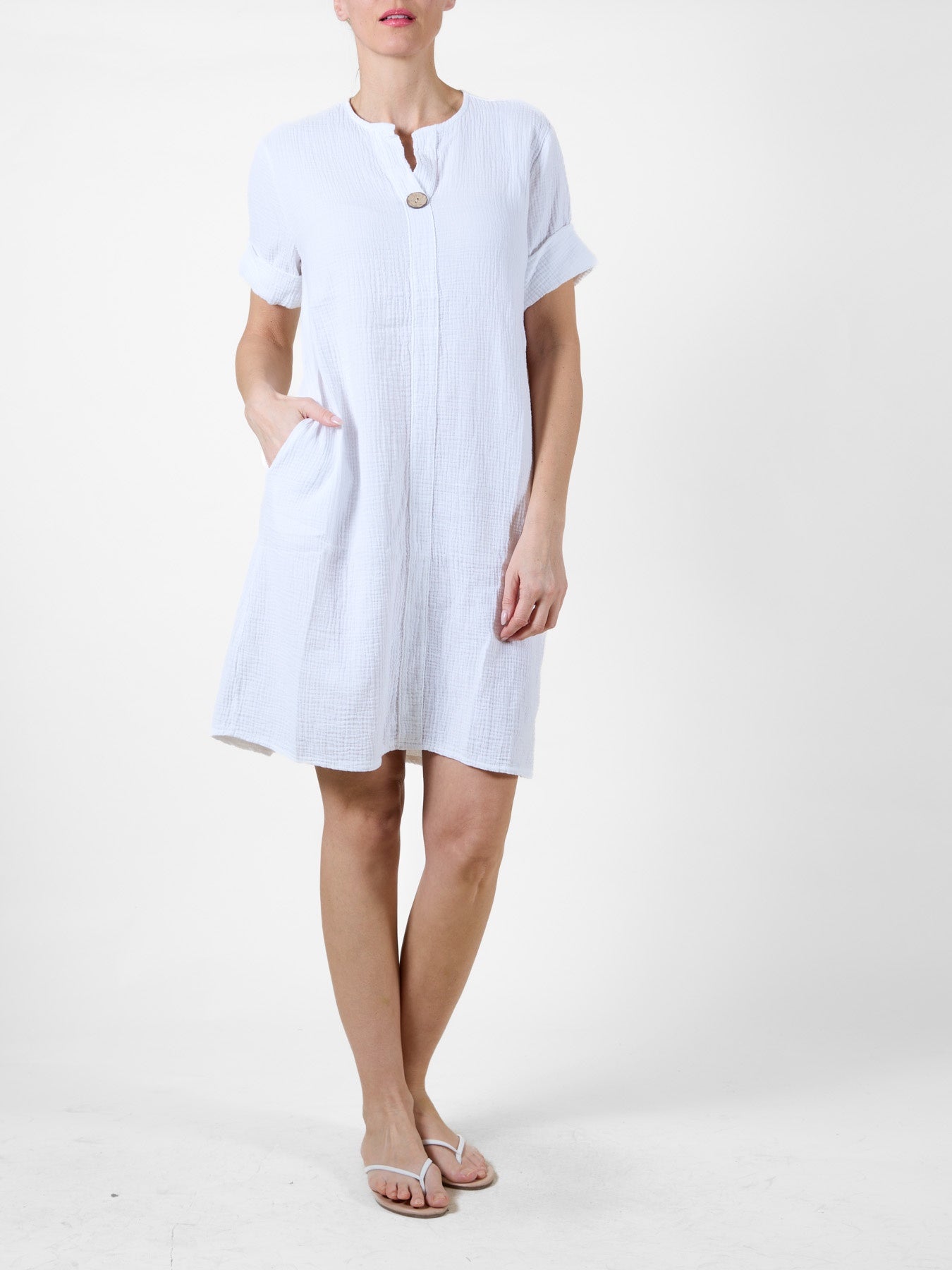 Robe blanche en coton à manches 3/4 et détails de boutons en bois