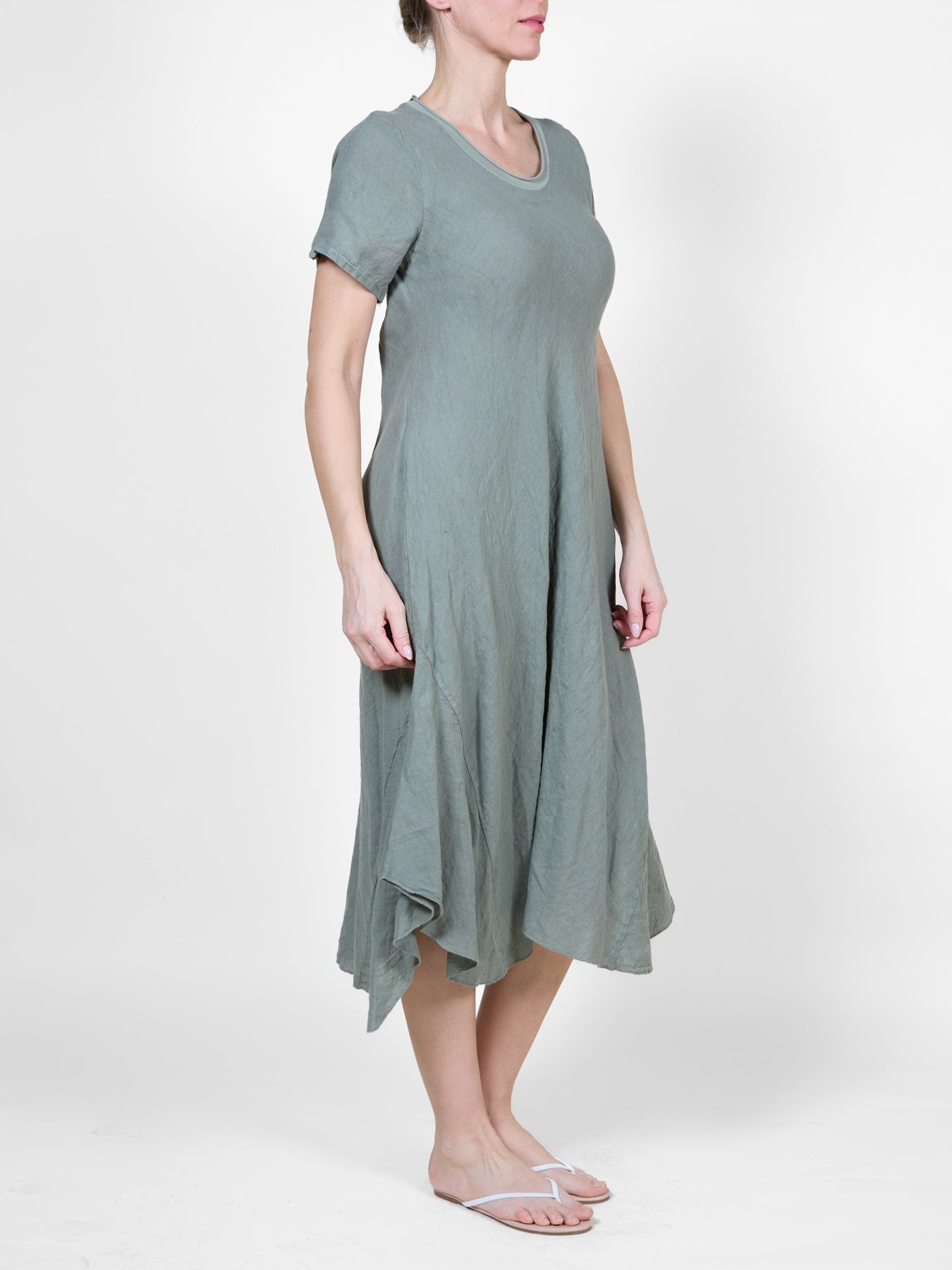 Robe t-shirt militaire à ourlet asymétrique fluide