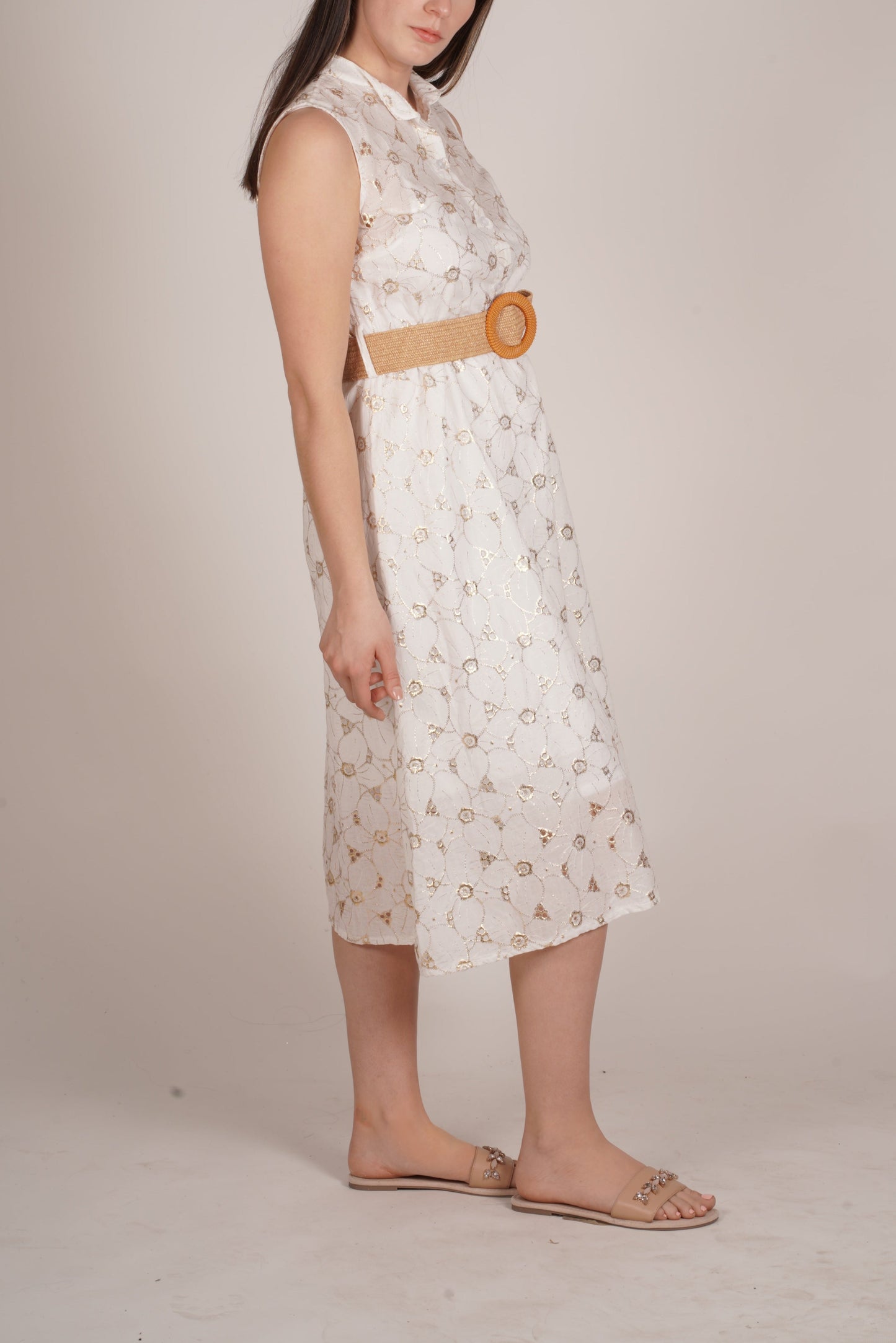 Robe blanche entièrement brodée de motifs dorés