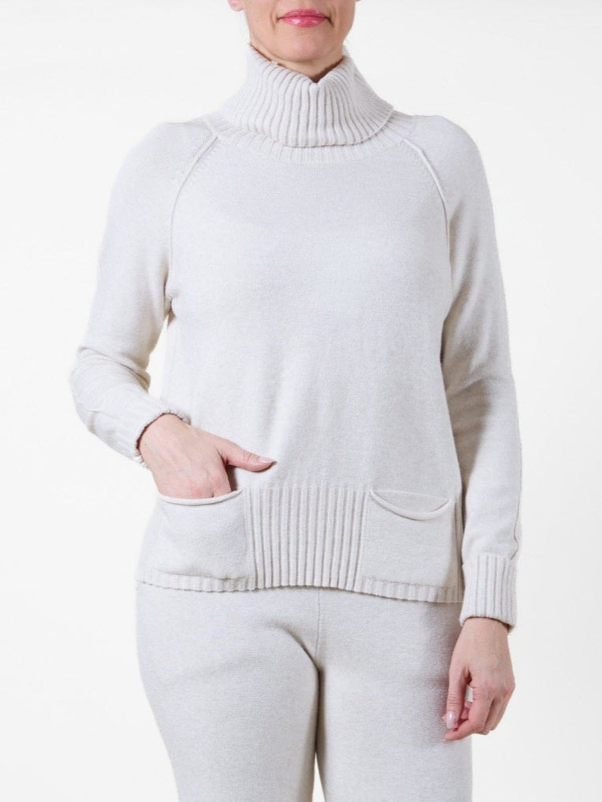 Pull beige à col châle, manches longues, coutures extérieures, 2 poches et finitions côtelées.