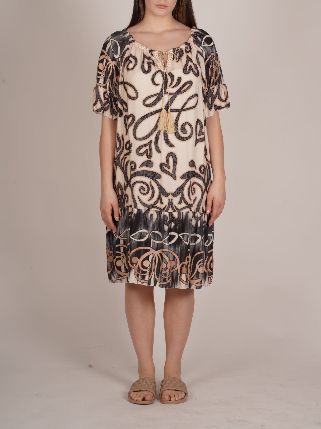 Robe noire imprimée avec détails à volants