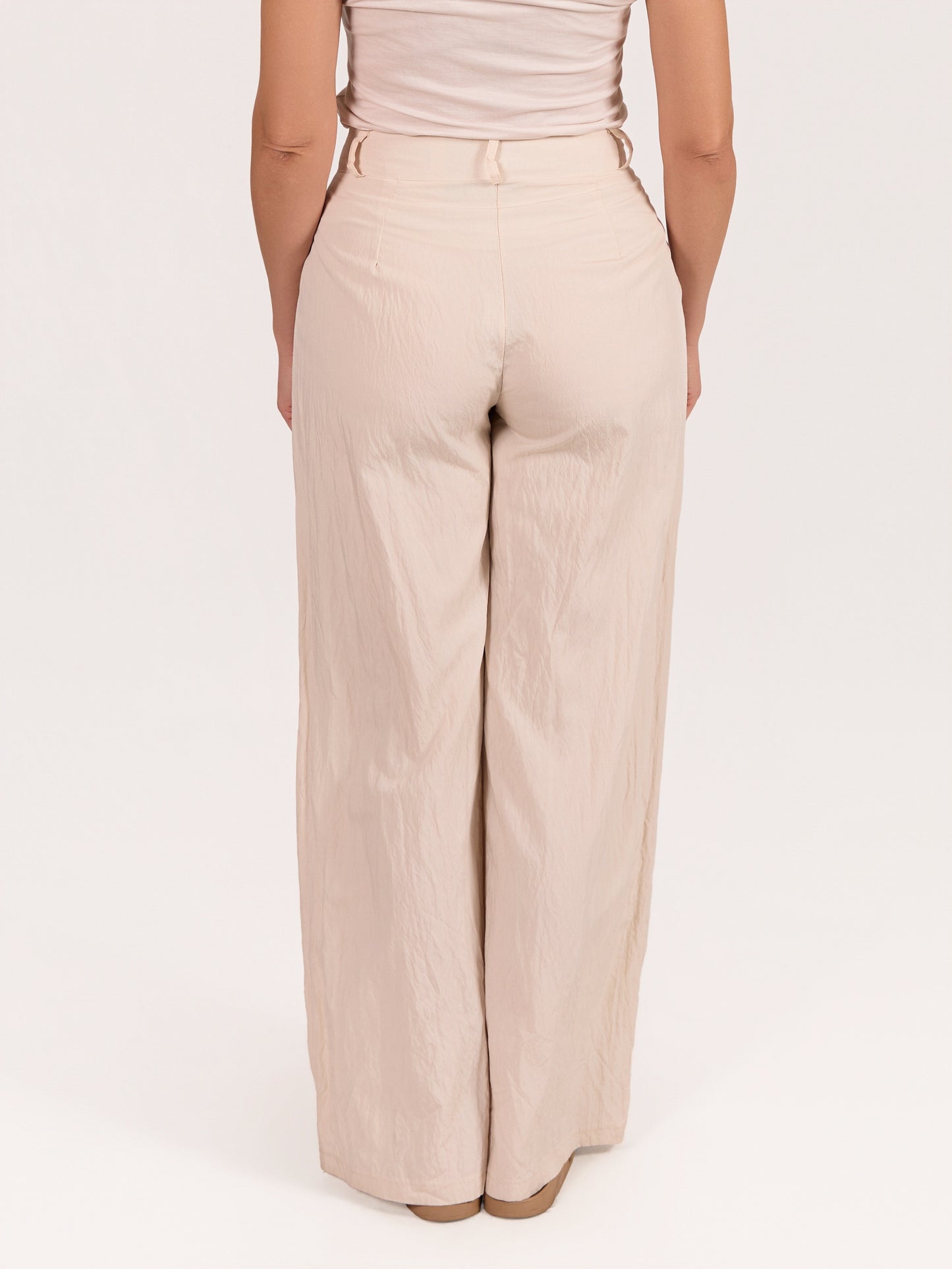 Pantalon beige froissé à boutons à l’avant