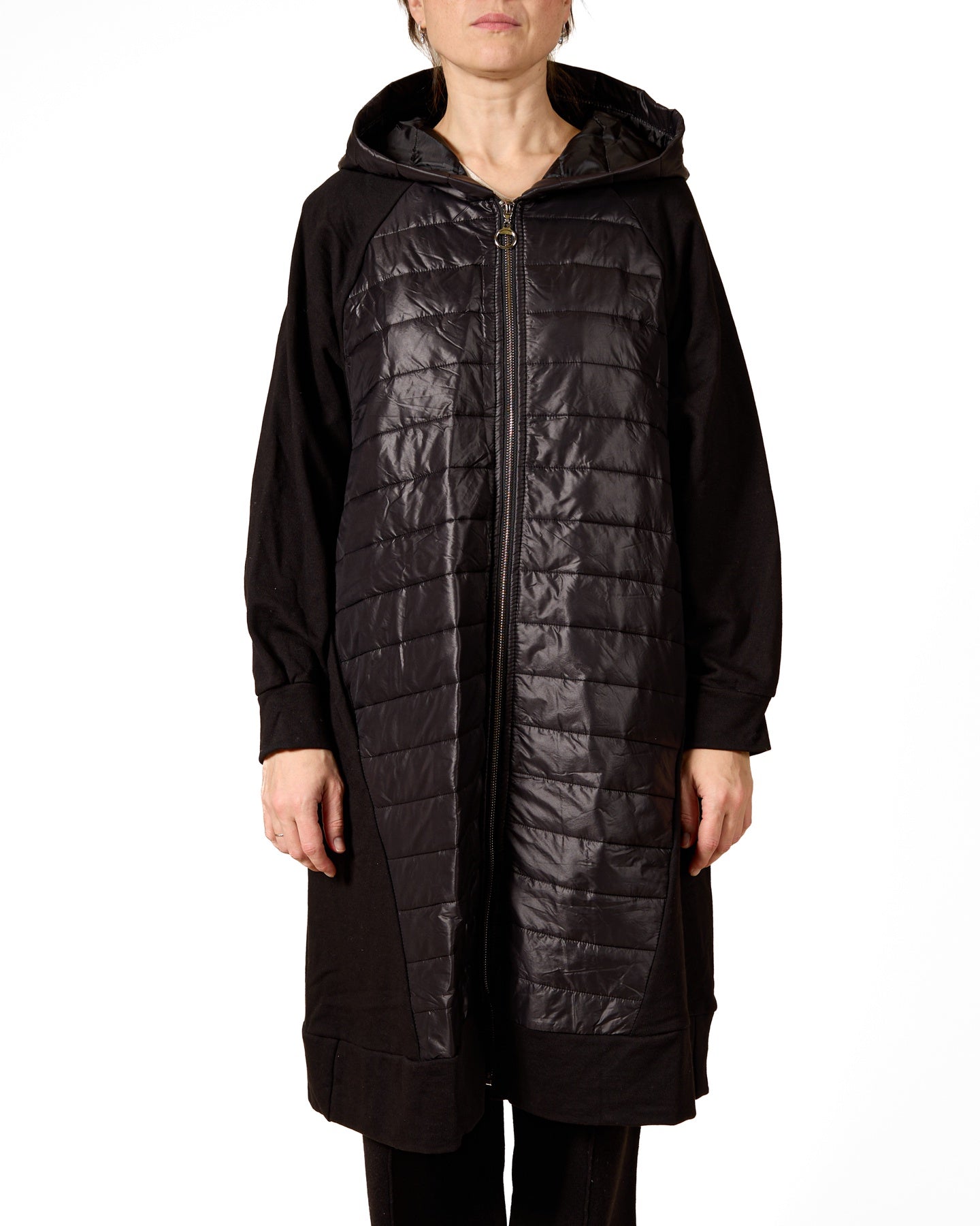 Manteau noir à manches longues et fermeture éclair sur le devant, en tissu matelassé.