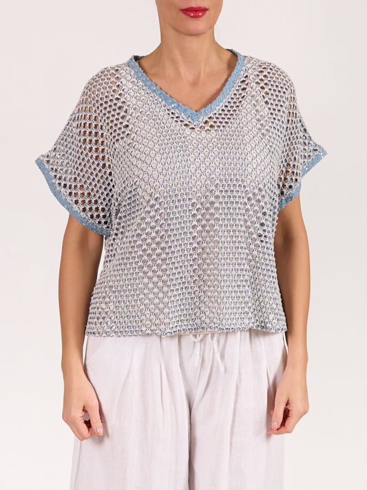 Haut bleu en crochet à épaules tombantes et col en V