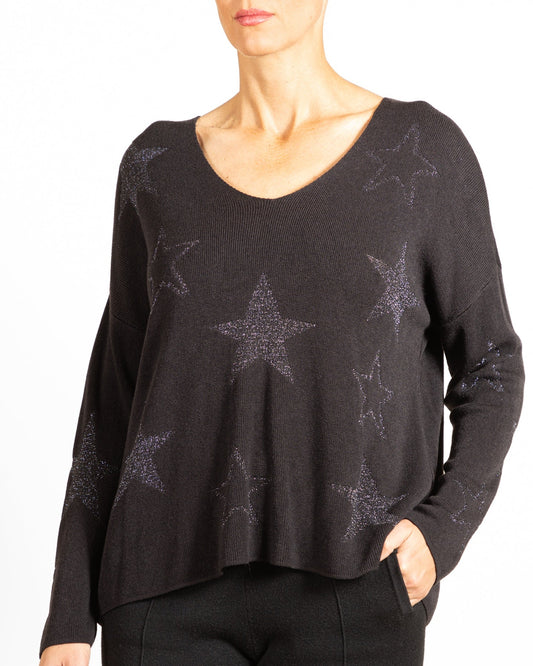 Pull noir à col en V et épaules tombantes, orné de motifs lurex à étoiles.