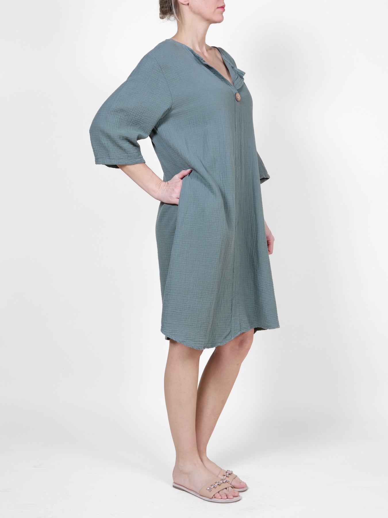 Robe en coton imprimé palmier, manches 3/4 et détails de boutons en bois