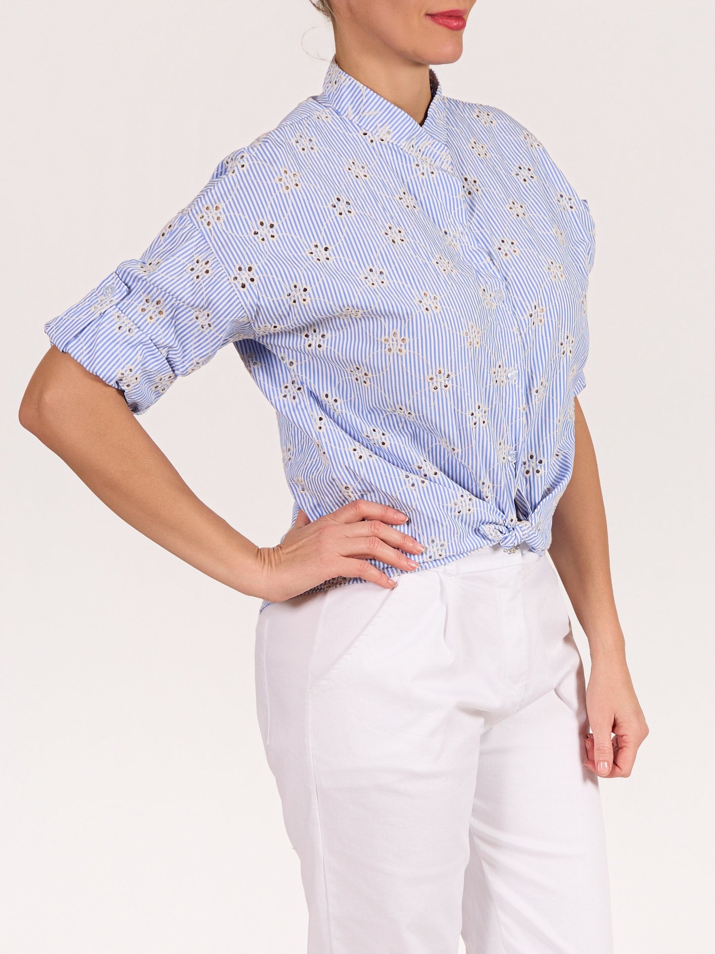 Chemise bleue boutonnée à l’avant à col mandarin avec rayures et broderie anglaise
