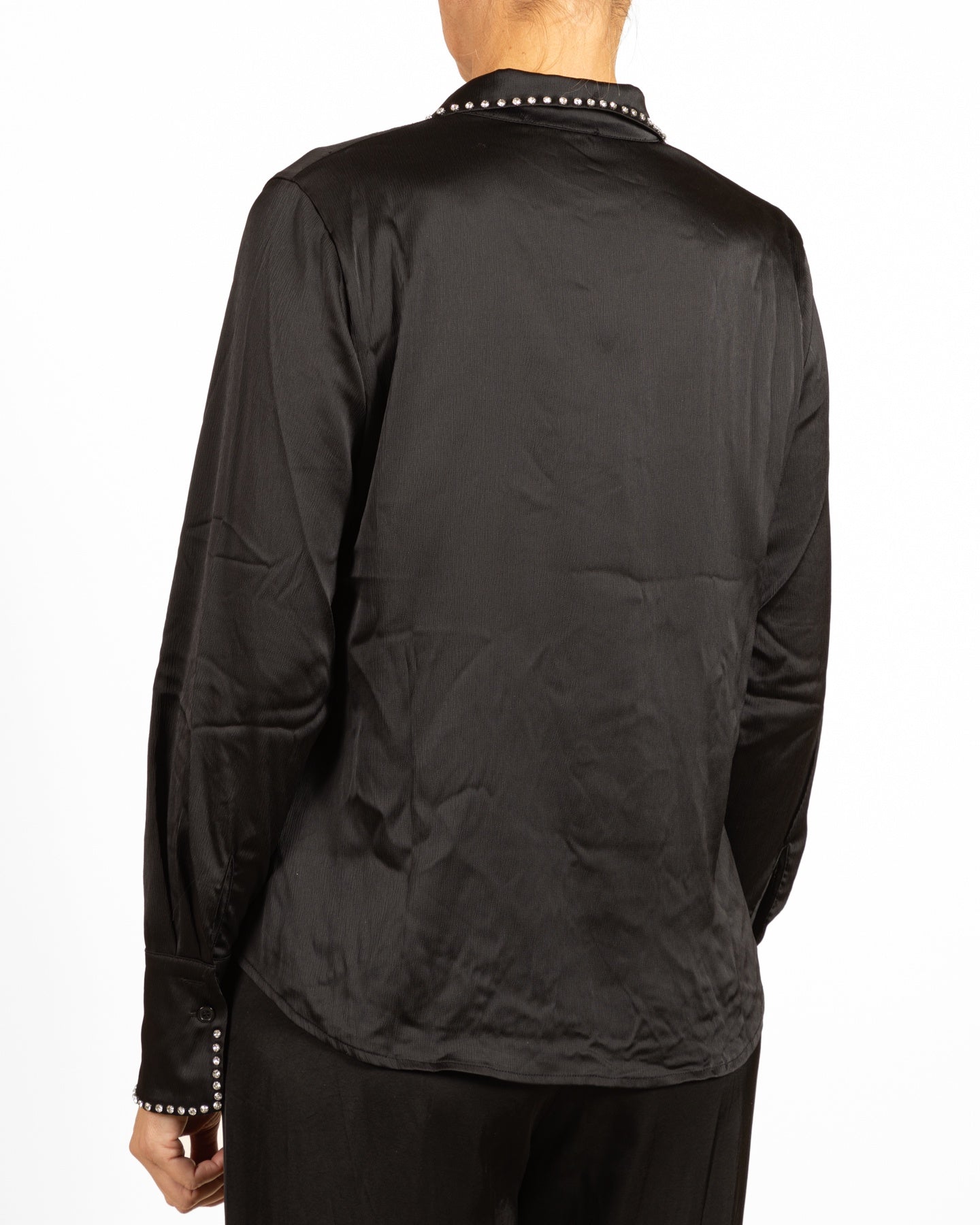 Chemisier noir à boutons sur le devant, col orné de strass et manches détaillées.