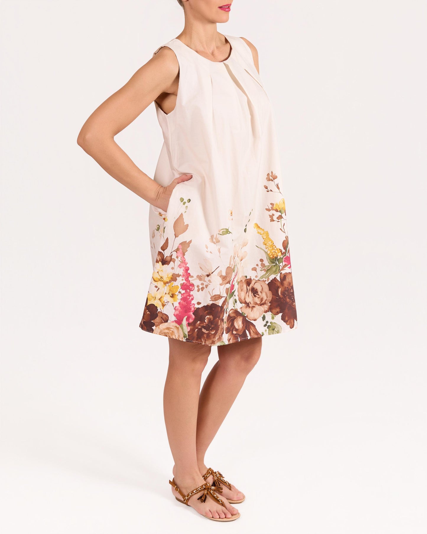 Robe beige sans manches à imprimé floral bordure avec encolure plissée