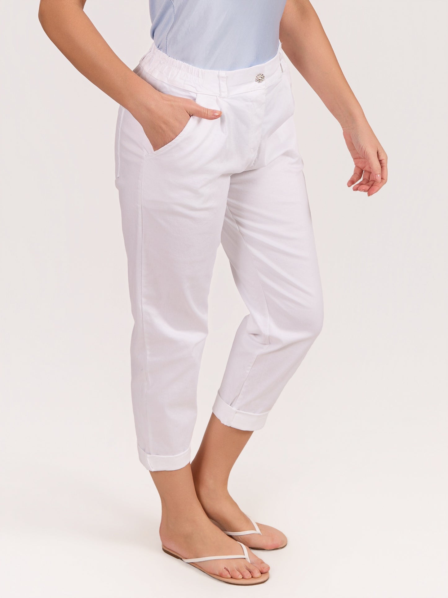 Pantalon blanc à boutons strass avec fermeture éclair à l’avant