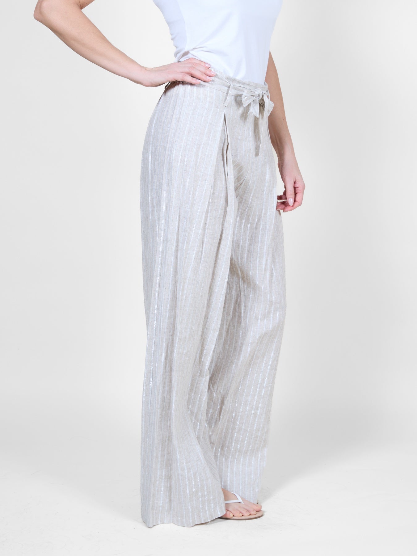 Pantalon large couleur avoine chinée avec rayures métalliques et ceinture à nouer