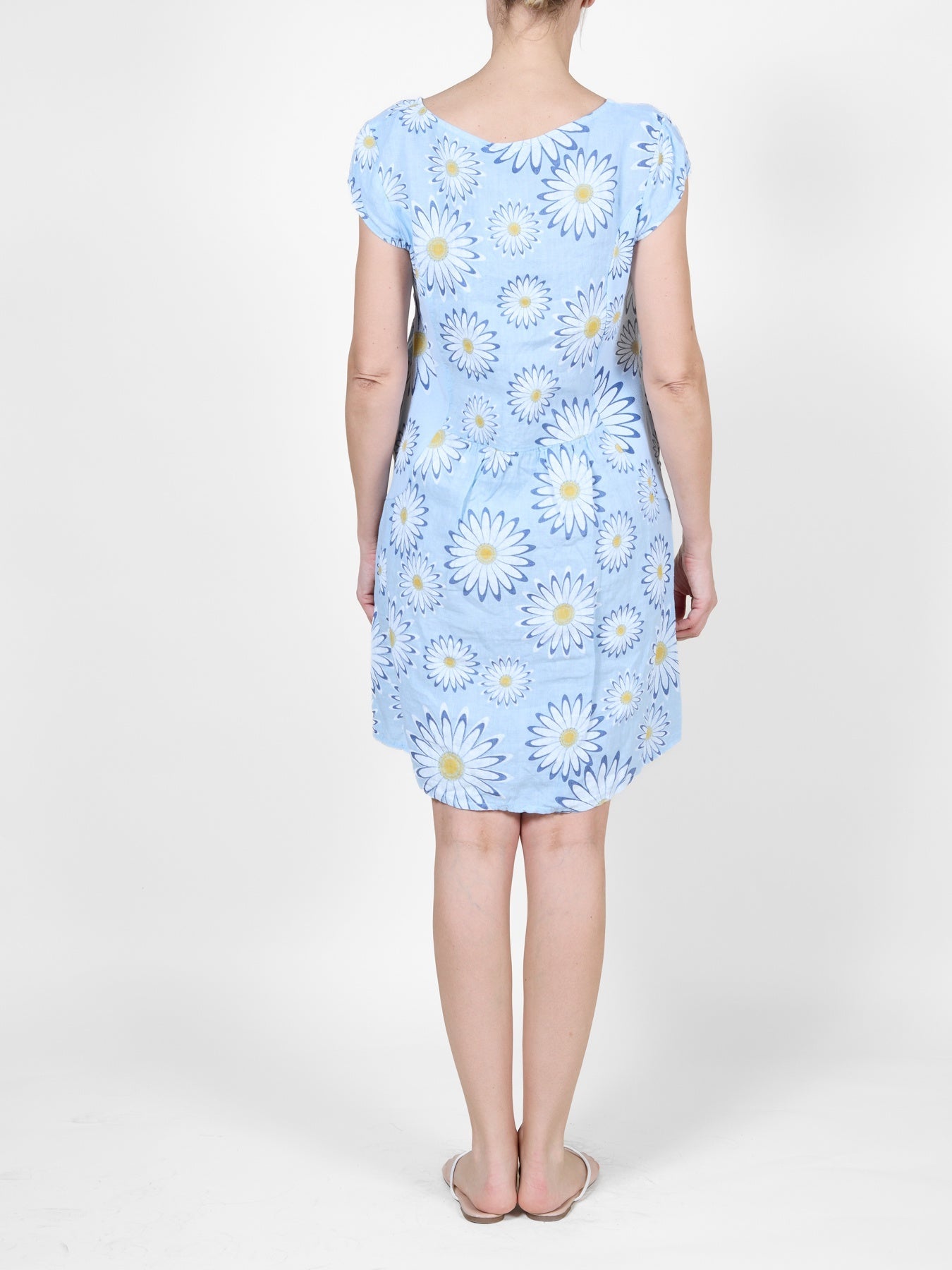 Robe bleu clair à imprimé marguerites et manches courtes