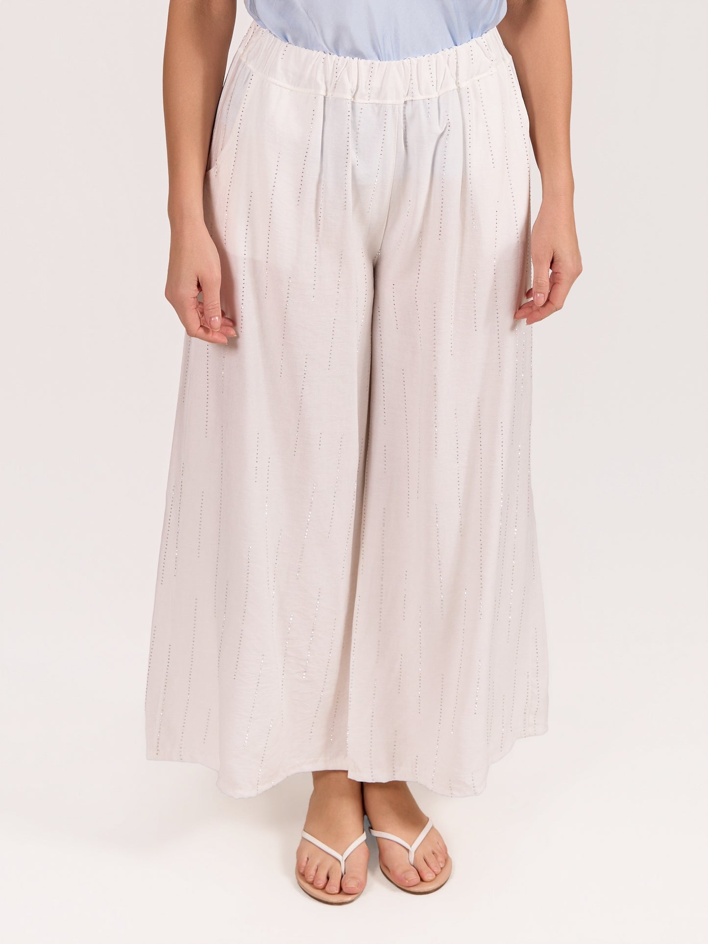 Pantalon blanc à enfiler à jambe large avec clous décoratifs