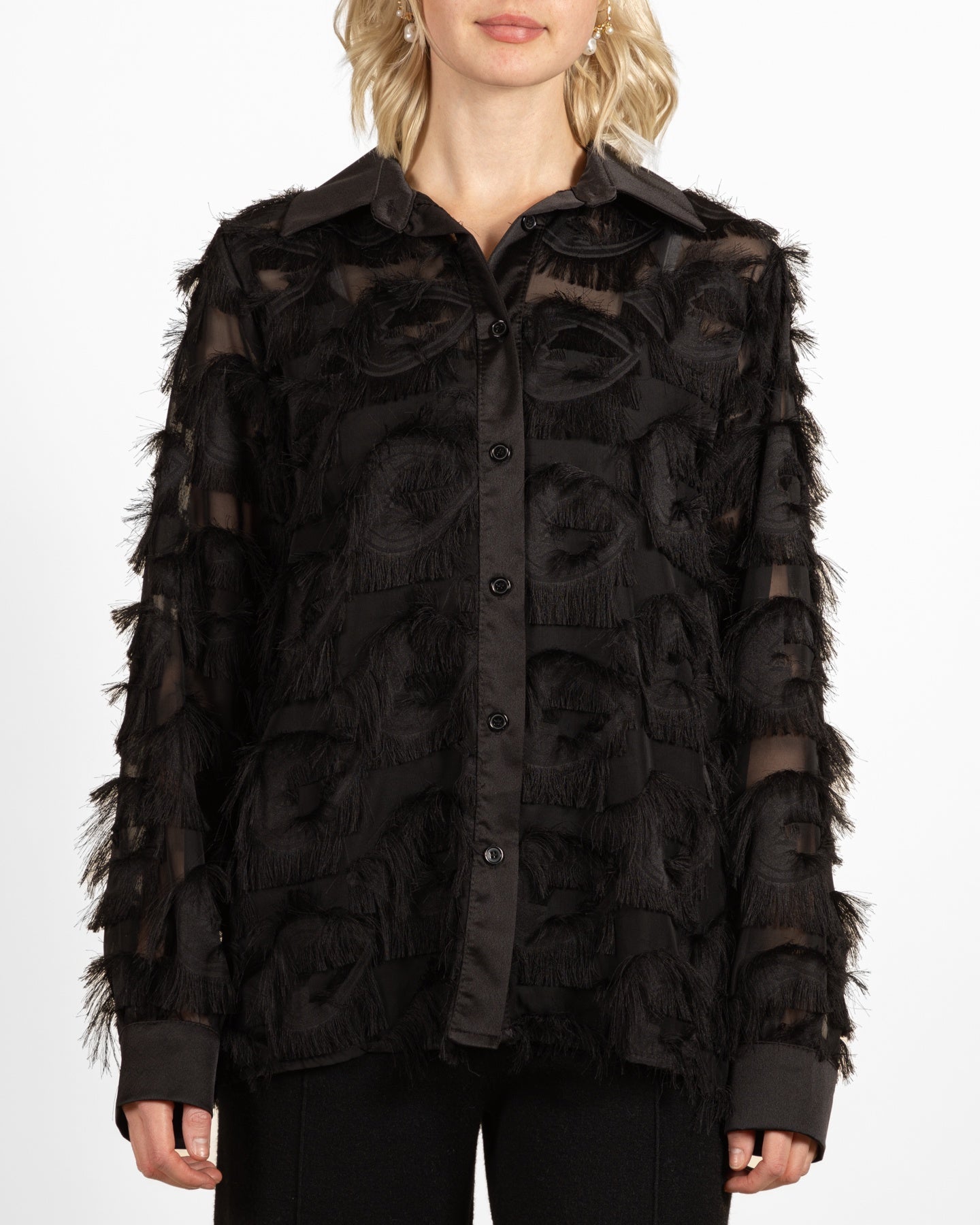 Chemisier noir à boutons sur le devant et cils