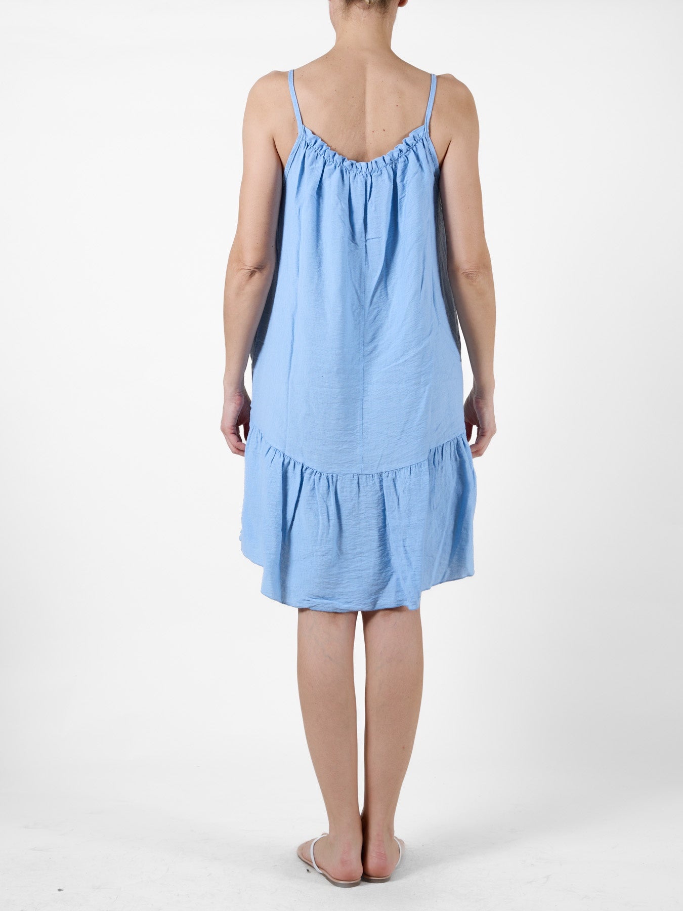 Robe bleu ciel à volants en bas et à l'encolure, bretelles spaghetti