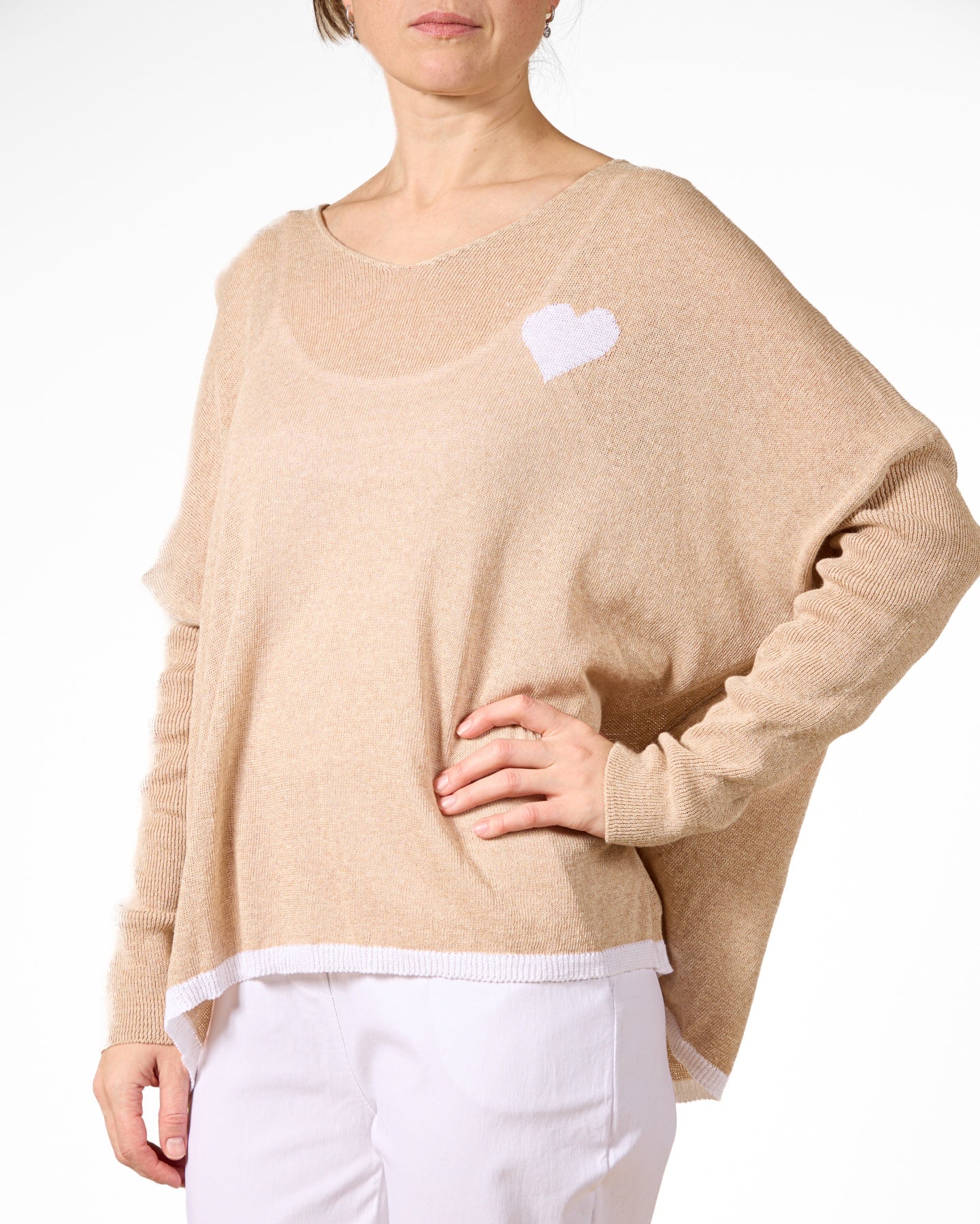 Pull blanc sable à épaules tombantes et cœur