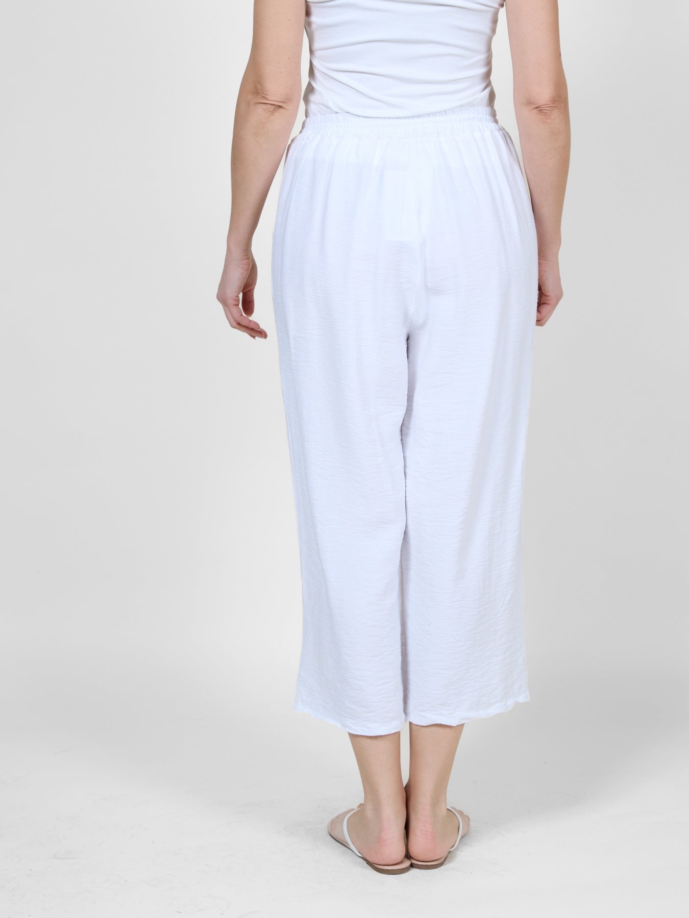 Pantalon blanc court à enfiler avec ceinture à nouer
