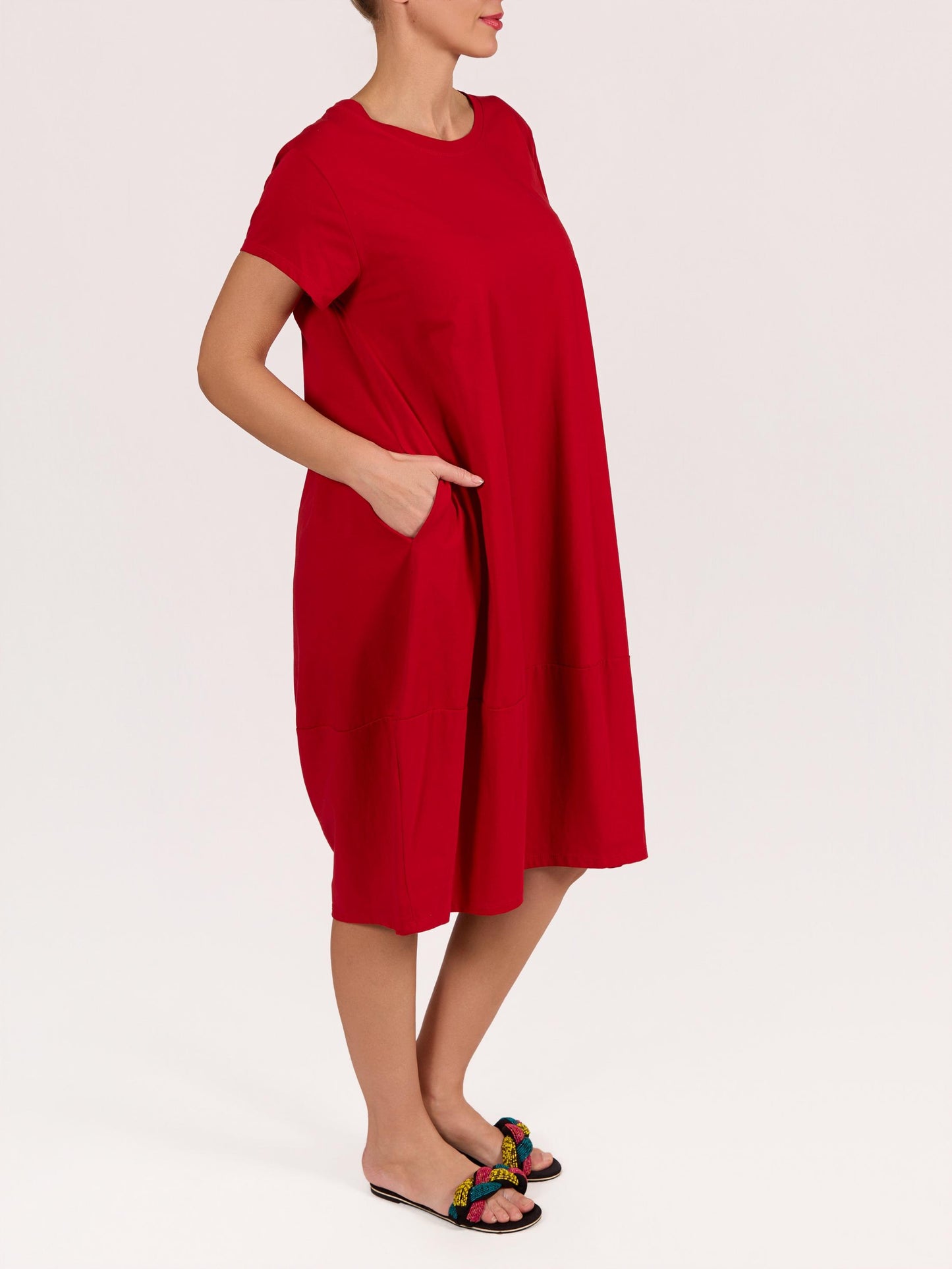 Robe rouge à manches courtes et encolure ronde avec bordure contrastante