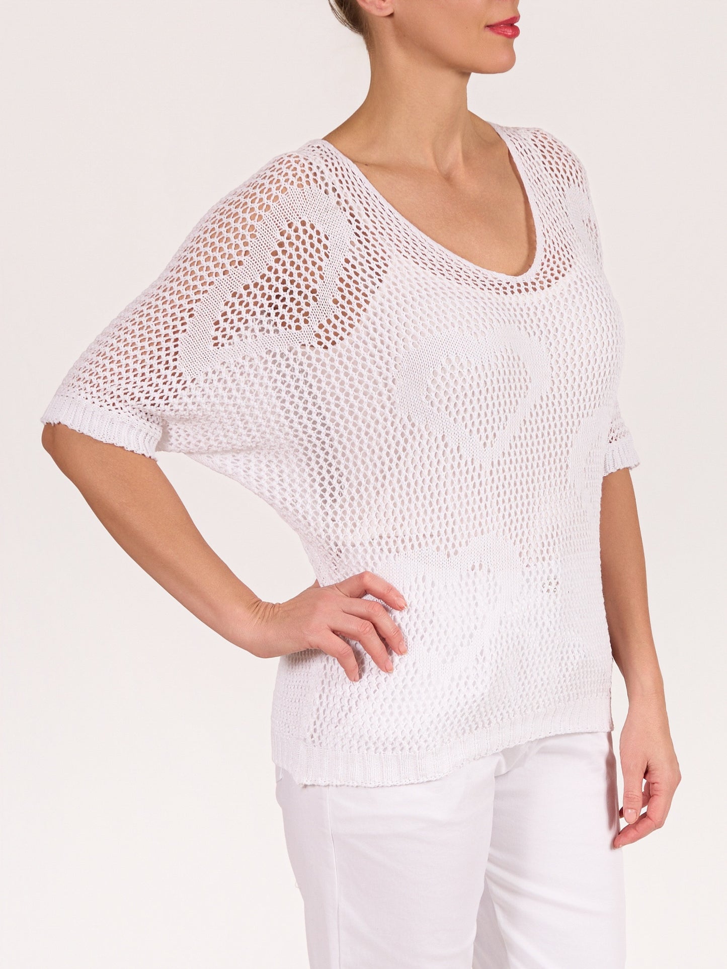 Pullover blanc en crochet à col en V avec motif cœur