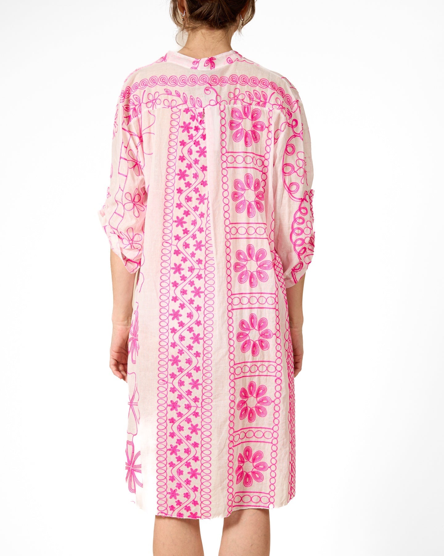 Haut brodé à boutons cerises et manches retroussables