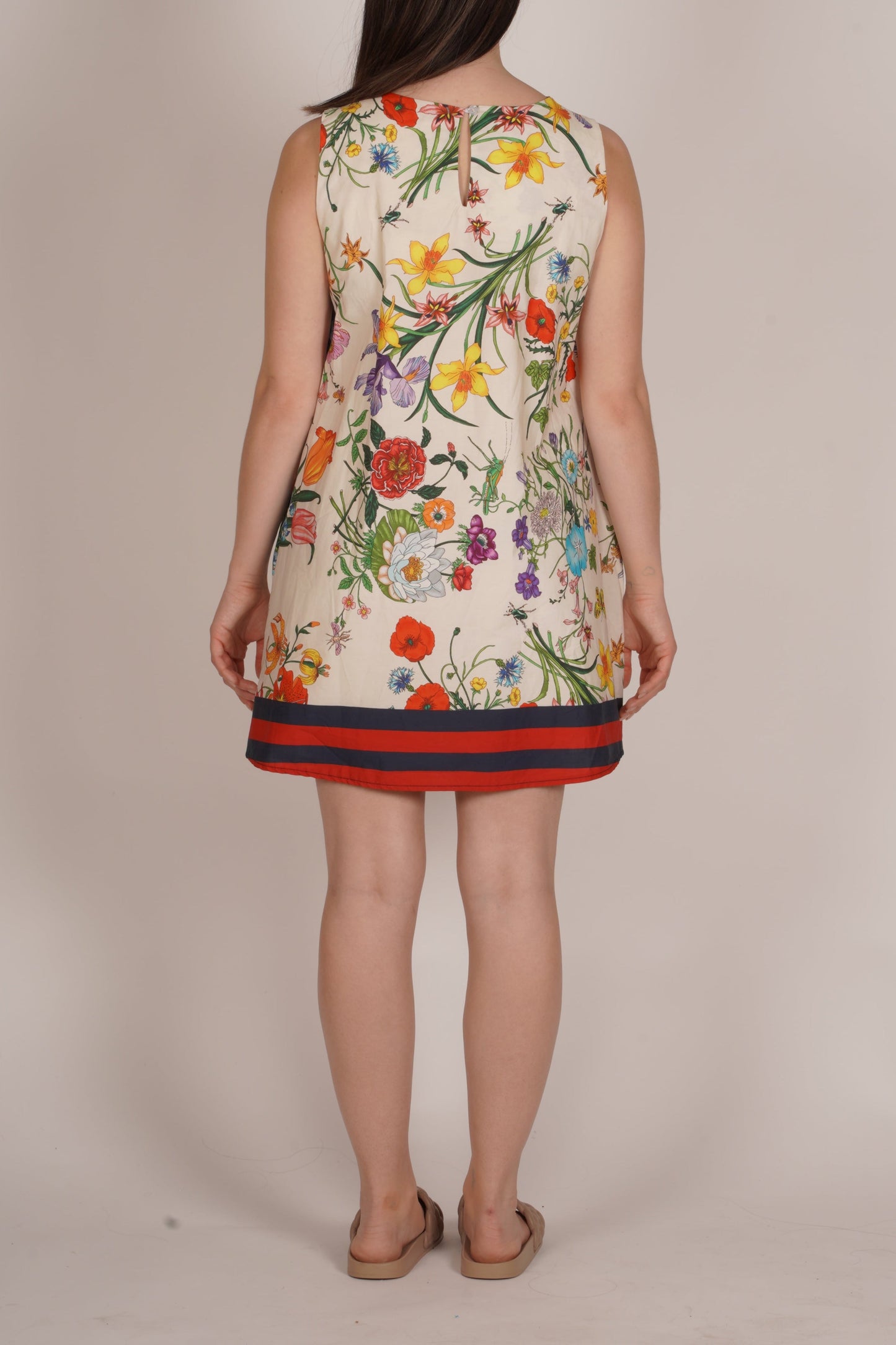 Robe ivoire sans manches à fleurs et bordure rayée