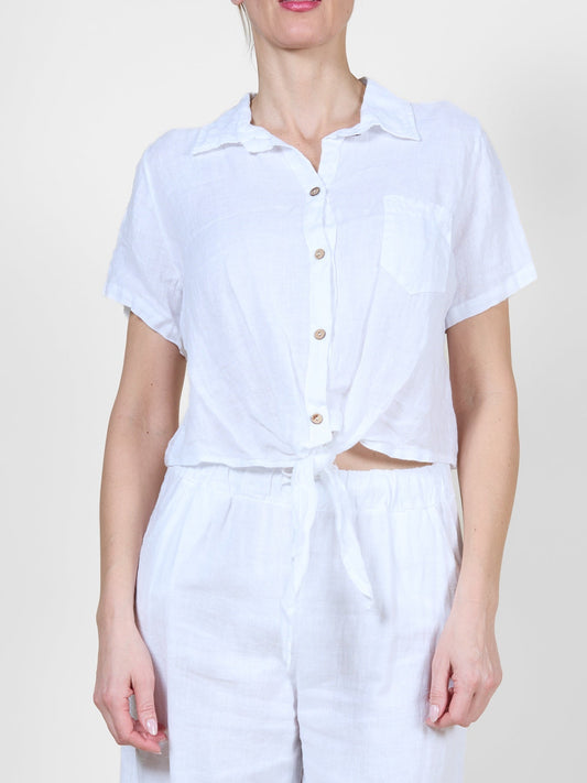 Chemise blanche à boutons et cravate