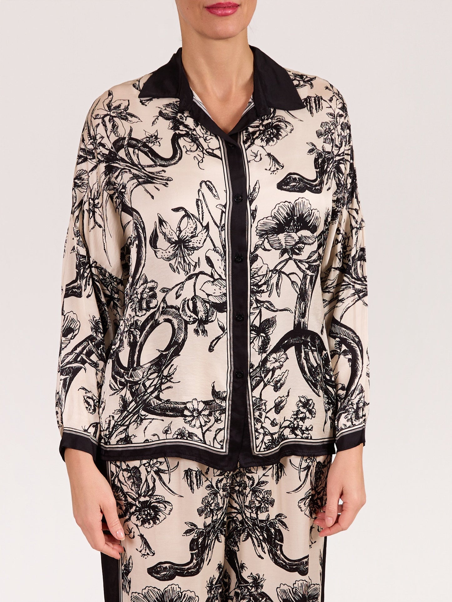 Blouse ivoire et noire à imprimé botanique avec boutons à l’avant