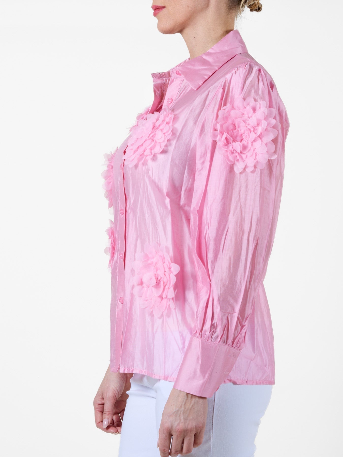 Chemisier boutonné rose avec détails de fleurs en tissu