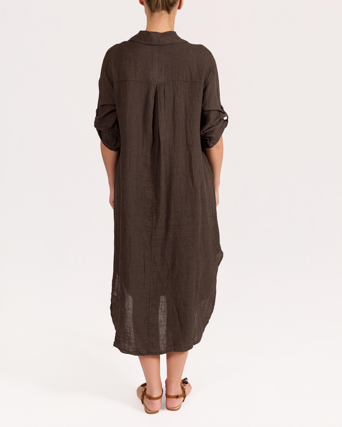 Robe espresso à manches retroussables avec patte de boutonnage à l’avant