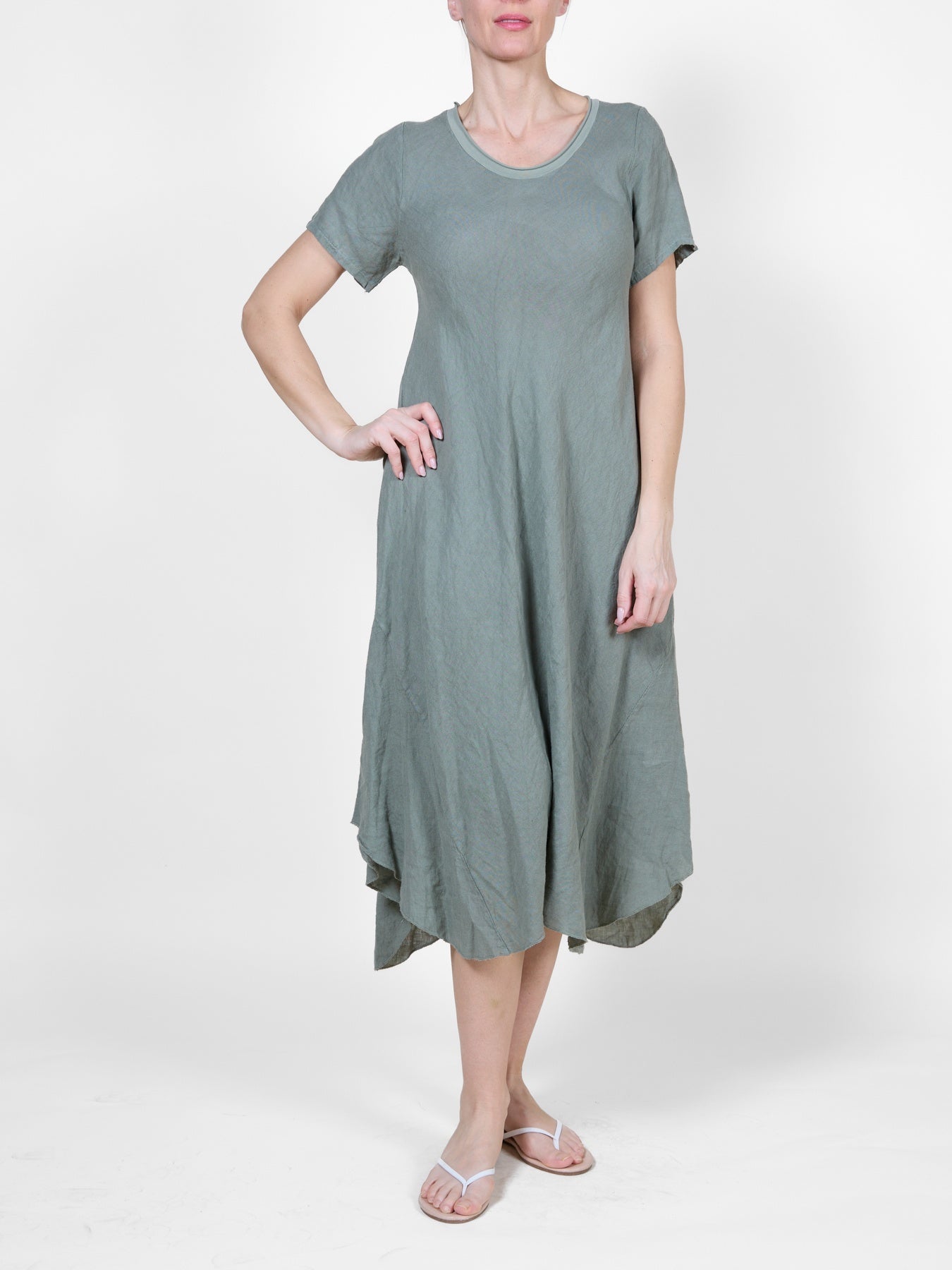 Robe t-shirt militaire à ourlet asymétrique fluide
