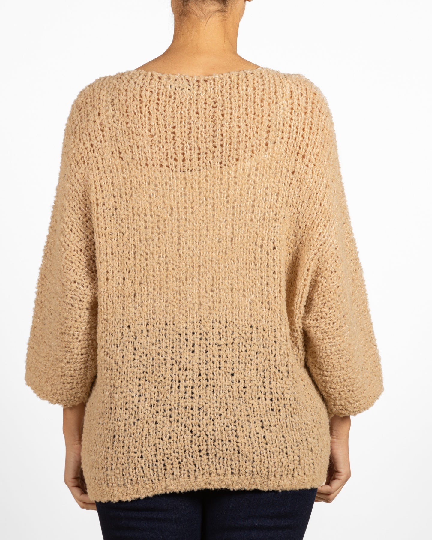 Pull en chenille camel à col V profond, manches dolman ¾ et détail métallisé sur le devant