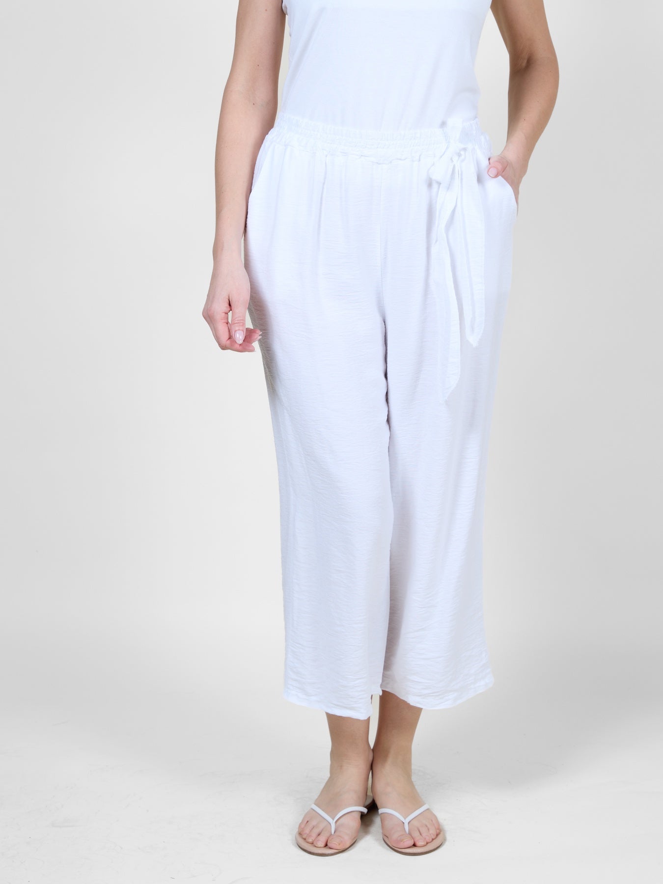 Pantalon blanc court à enfiler avec ceinture à nouer
