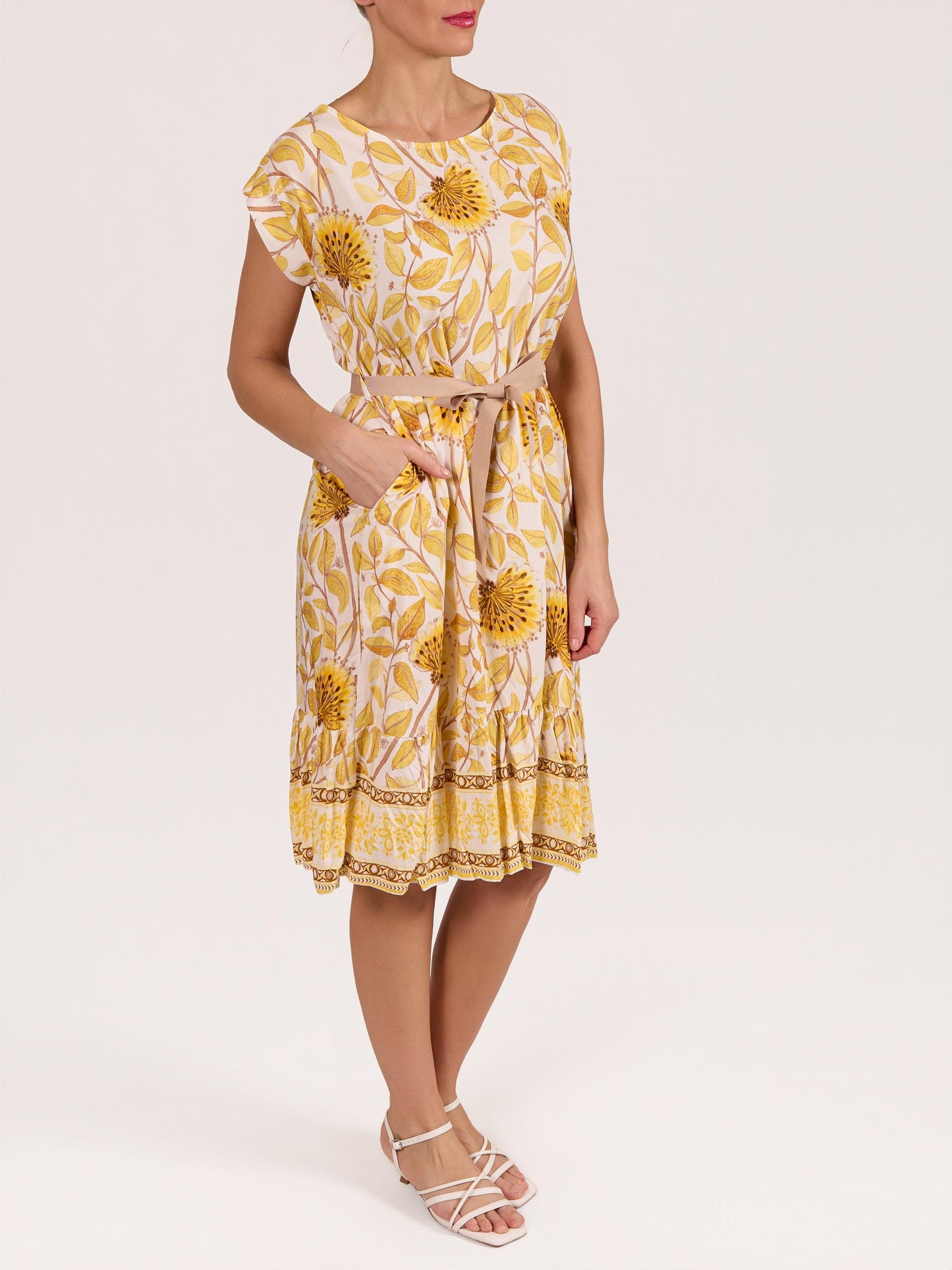 Robe jaune à encolure bateau avec ceinture ruban, imprimé floral et volants