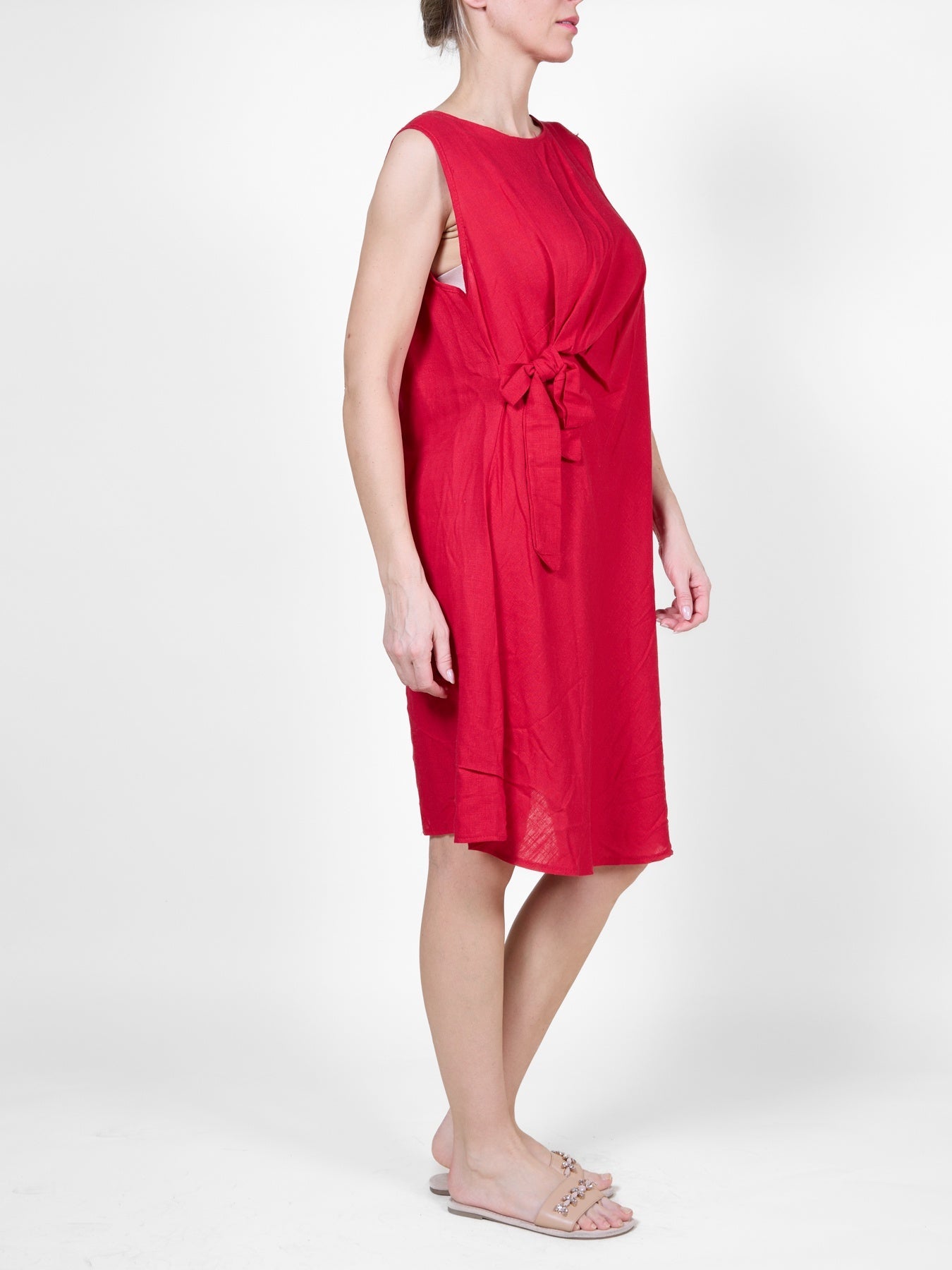 Robe rouge mi-longue avec détail de nœud sur le côté