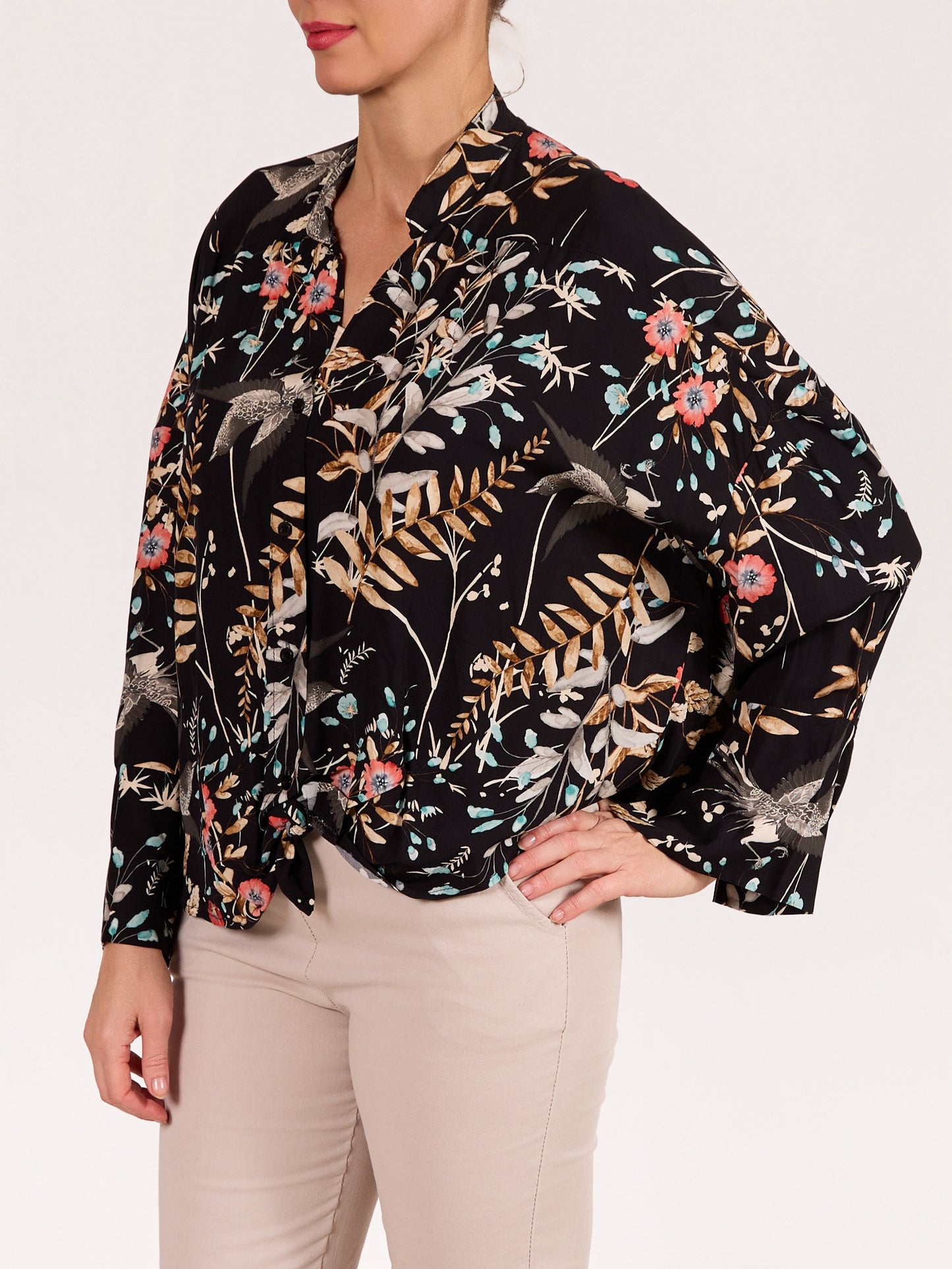 Blouse noire à boutons à l’avant à manches longues avec col mandarin et lien à nouer imprimé floral