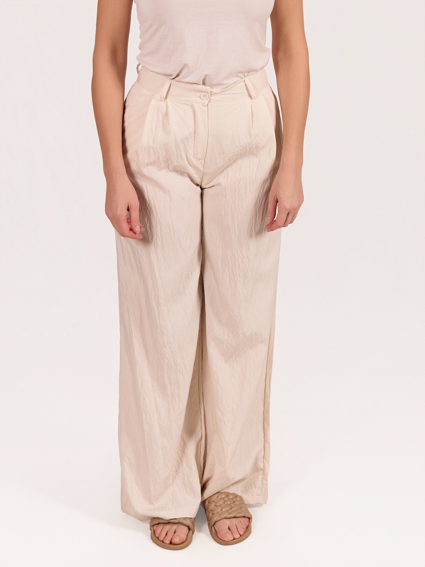 Pantalon beige froissé à boutons à l’avant