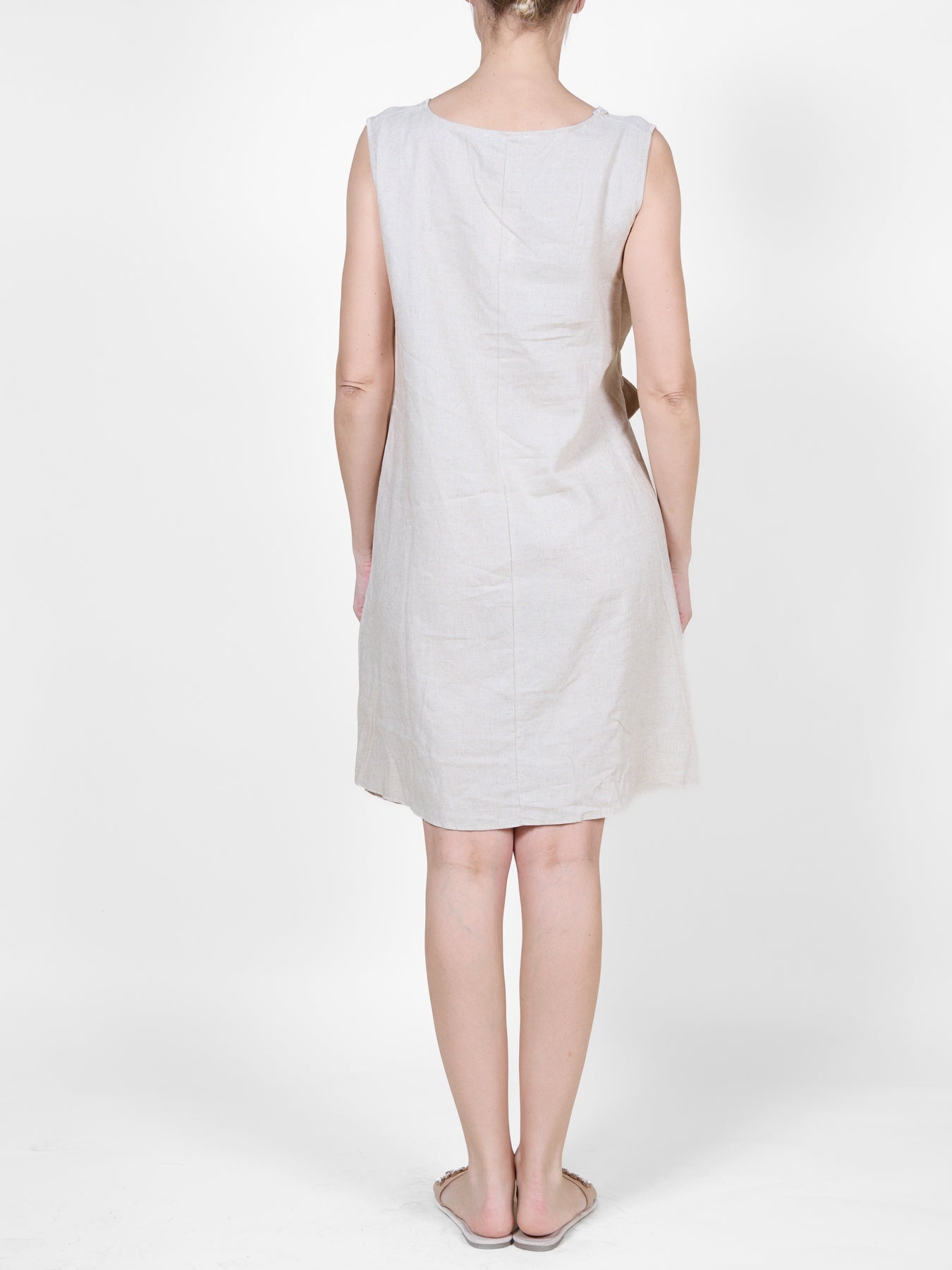 Robe mi-longue couleur sable avec détail de nœud sur le côté