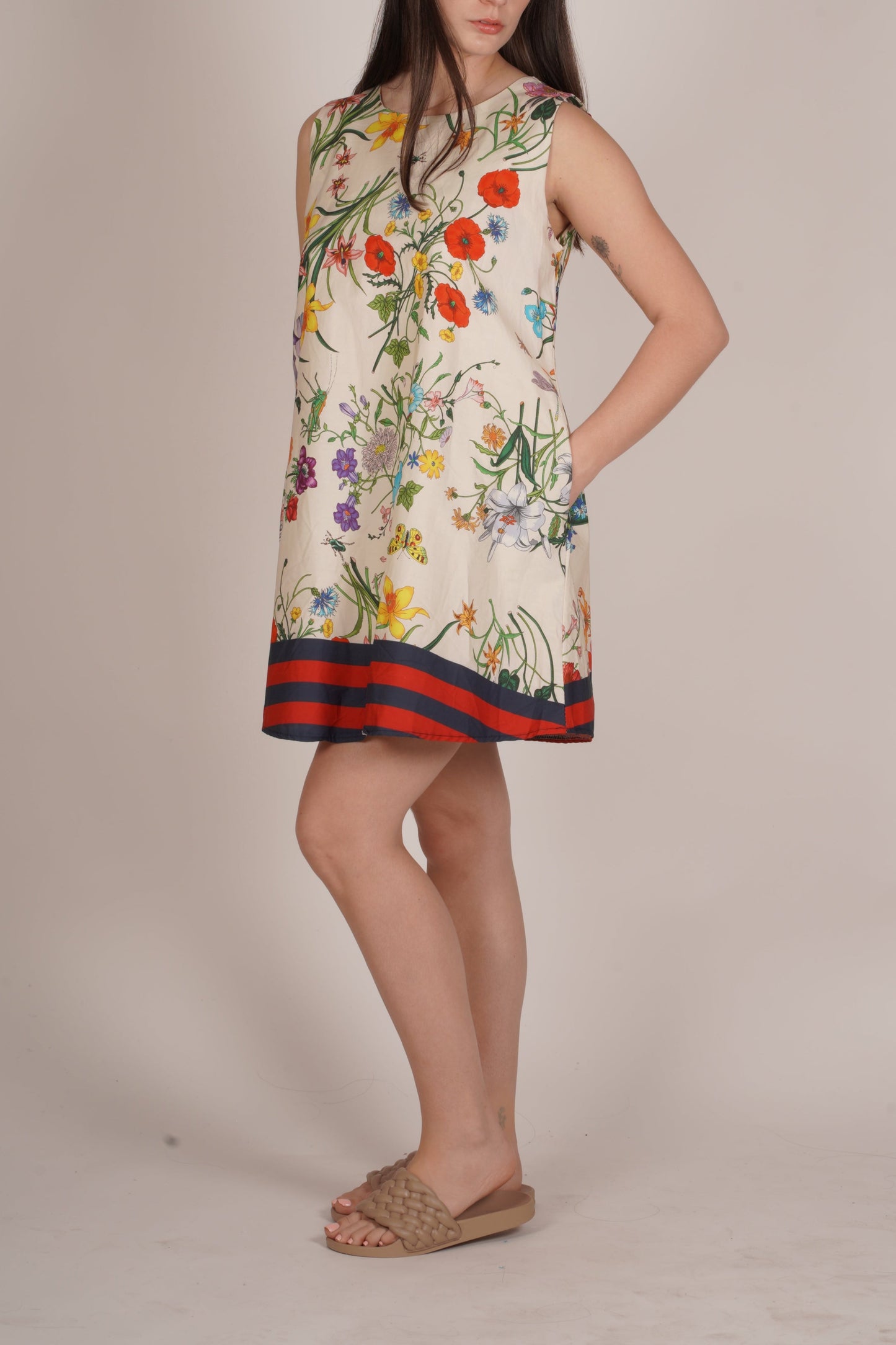 Robe ivoire sans manches à fleurs et bordure rayée