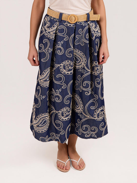 Jupe évasée bleu denim brodée avec ceinture